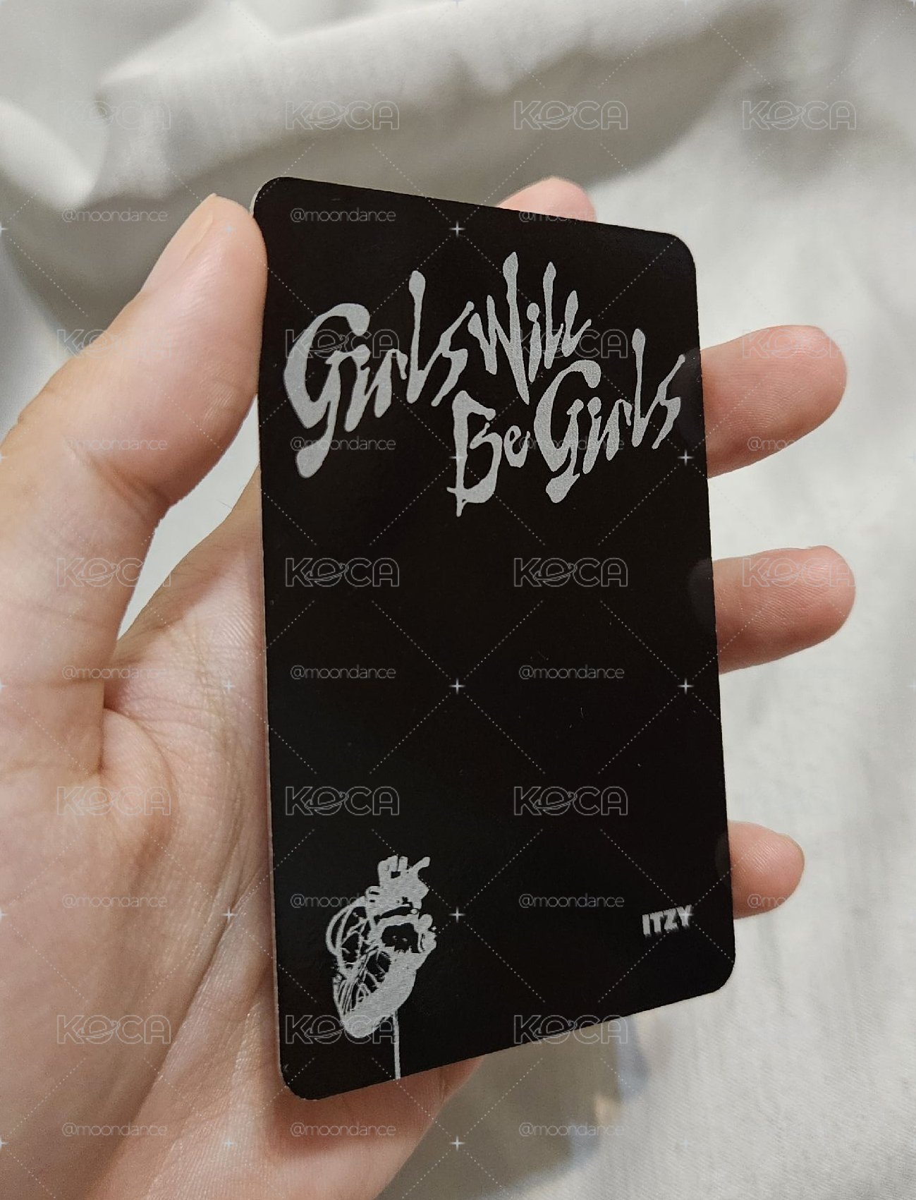 GWBG 迷十 專輯卡 電子專 A ver.，有娜 坐著 坐姿，正面無瑕疵，背面微瑕
