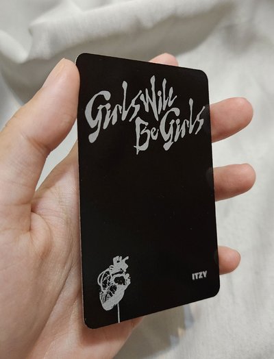 GWBG 迷十 專輯卡 電子專 A ver.，有娜 坐著 坐姿，正面無瑕疵，背面微瑕