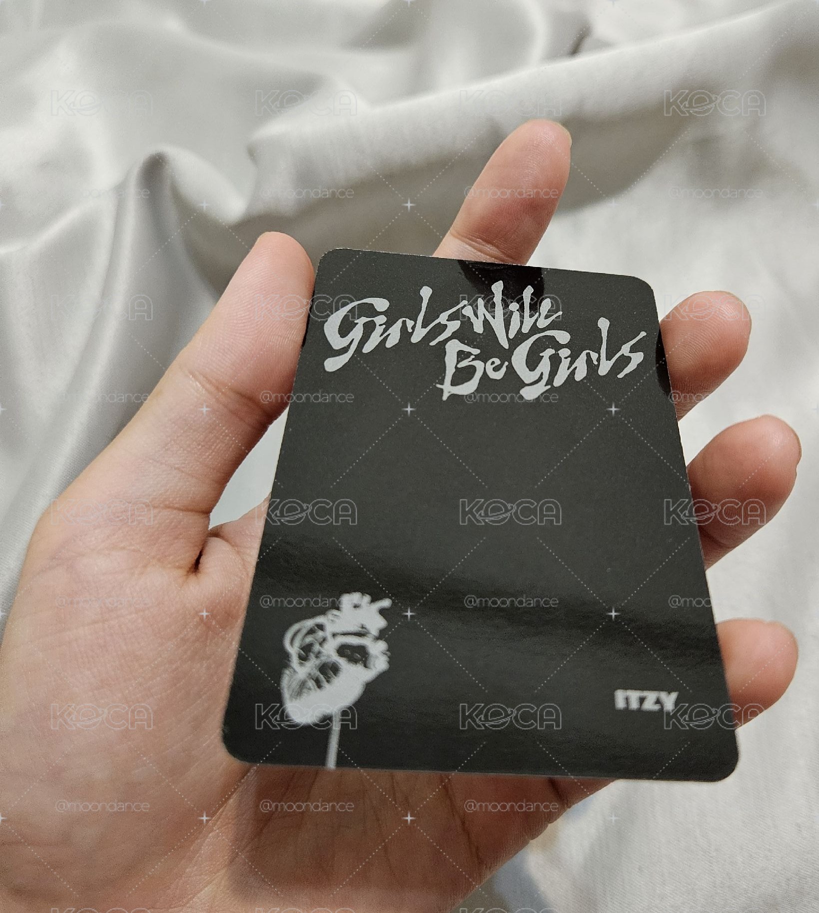 GWBG 迷十 專輯卡 電子專 A ver.，有娜 坐著 坐姿，正面無瑕疵，背面微瑕