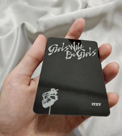 GWBG 迷十 專輯卡 電子專 A ver.，有娜 坐著 坐姿，正面無瑕疵，背面微瑕
