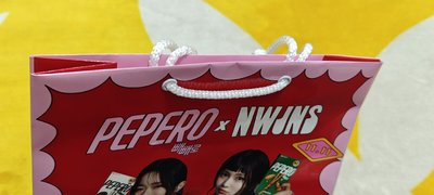 NewJeans PEPERO 快閃限量彩印提袋(尺寸約35cm x 25cm)