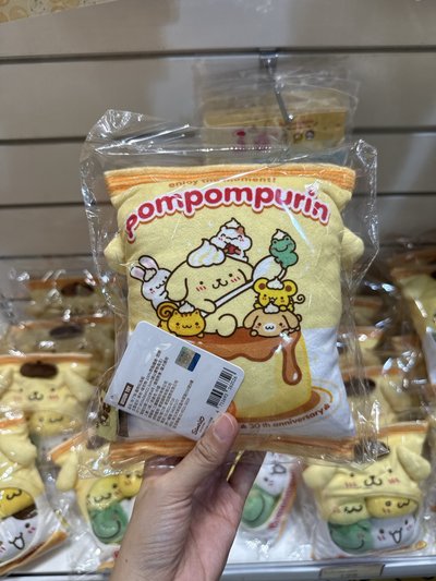 現貨 布丁狗30週年快閃店限定商品 娃衣 耳機包 絨毛小物 雨衣狗 拉繩搖尾巴玩偶 沙發布丁狗 杯套