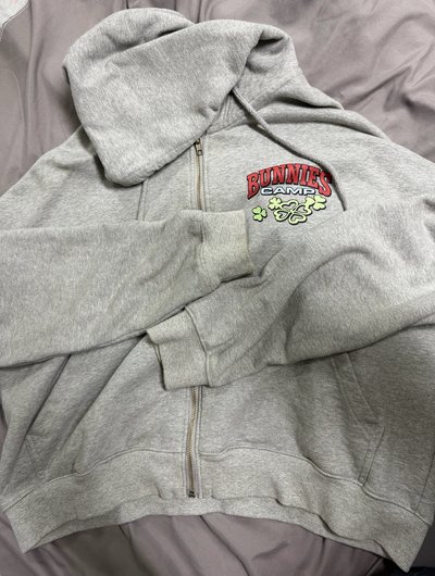 NewJeans 2023 Bunnies Camp 灰色外套 M號 二手(有穿過兩三次並下水洗過) 袖口黃掉 