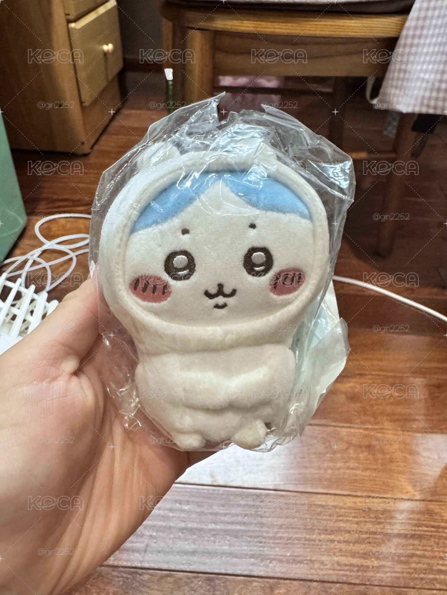 手持吉祥物的白熊小八