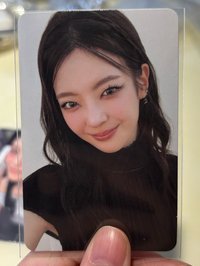 Lia歪頭燦笑