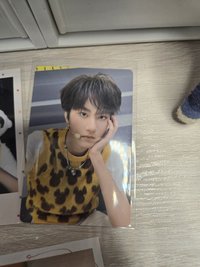 手撐臉