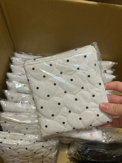 白底黑點愛心縫線墊