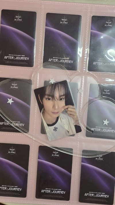 立于 BOYS ll PLANET 아카이브展覧 AFTER;JOURNEY in 首爾 周邊卡 第一週