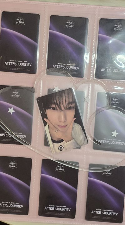 立于 BOYS ll PLANET 아카이브展覧 AFTER;JOURNEY in 首爾 周邊卡 第一週