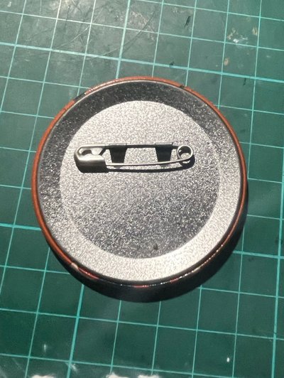 【商品名稱】《我的英雄學院》爆豪勝己 官方金屬徽章【角色】爆豪勝己 (Katsuki Bakugo / 咔醬)
