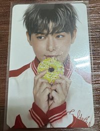 厲旭吃甜甜圈