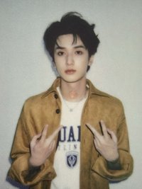 右上 脖子有污漬