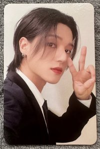 長髮西裝比耶