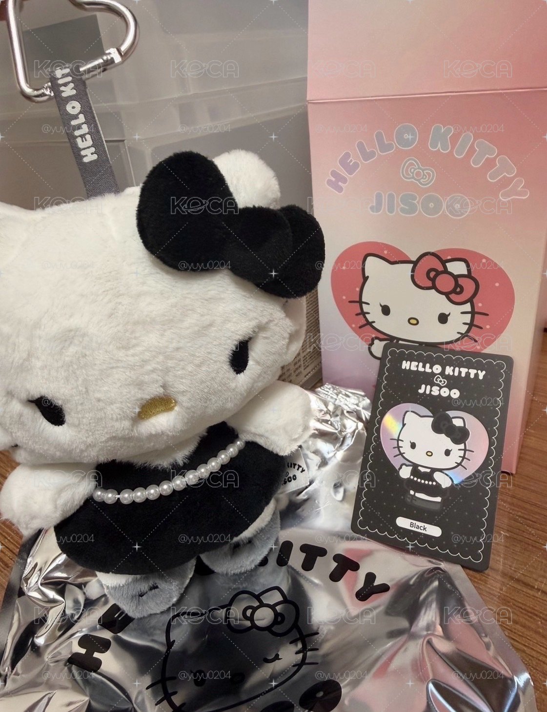 Jisoo聯名kitty娃