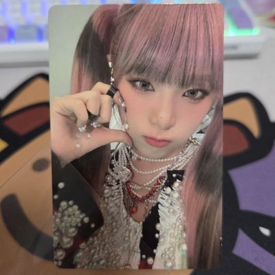 粉髮雙馬尾比心yena