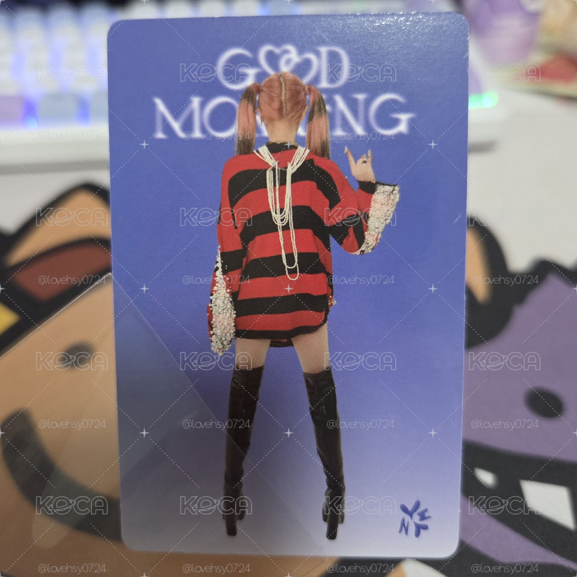 粉髮雙馬尾比心yena
