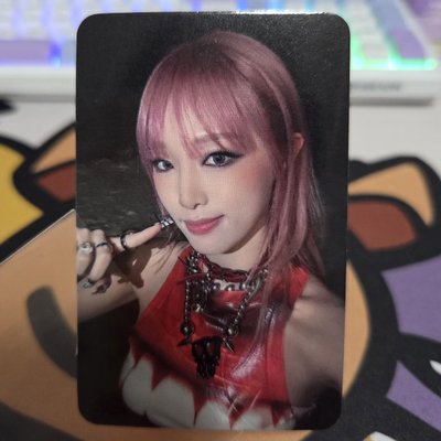 粉髮戳臉yena