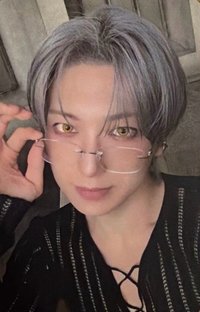 MOM TAME ME 專輯卡 A