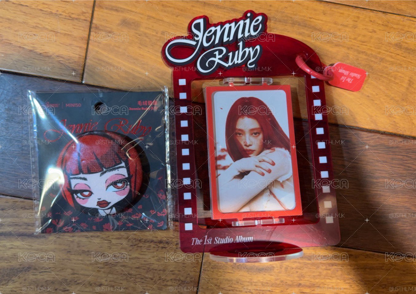 💙代友售JENNIE RUBY名創聯名 絨毛徽章 旋轉立牌