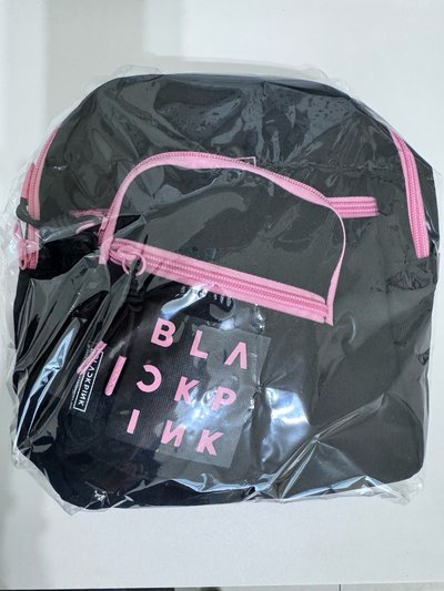BLACKPINK TYPO斜挎包和後背包