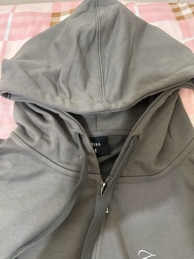 現貨 世巡連帽外套M (帽子裡面上方有小破洞）