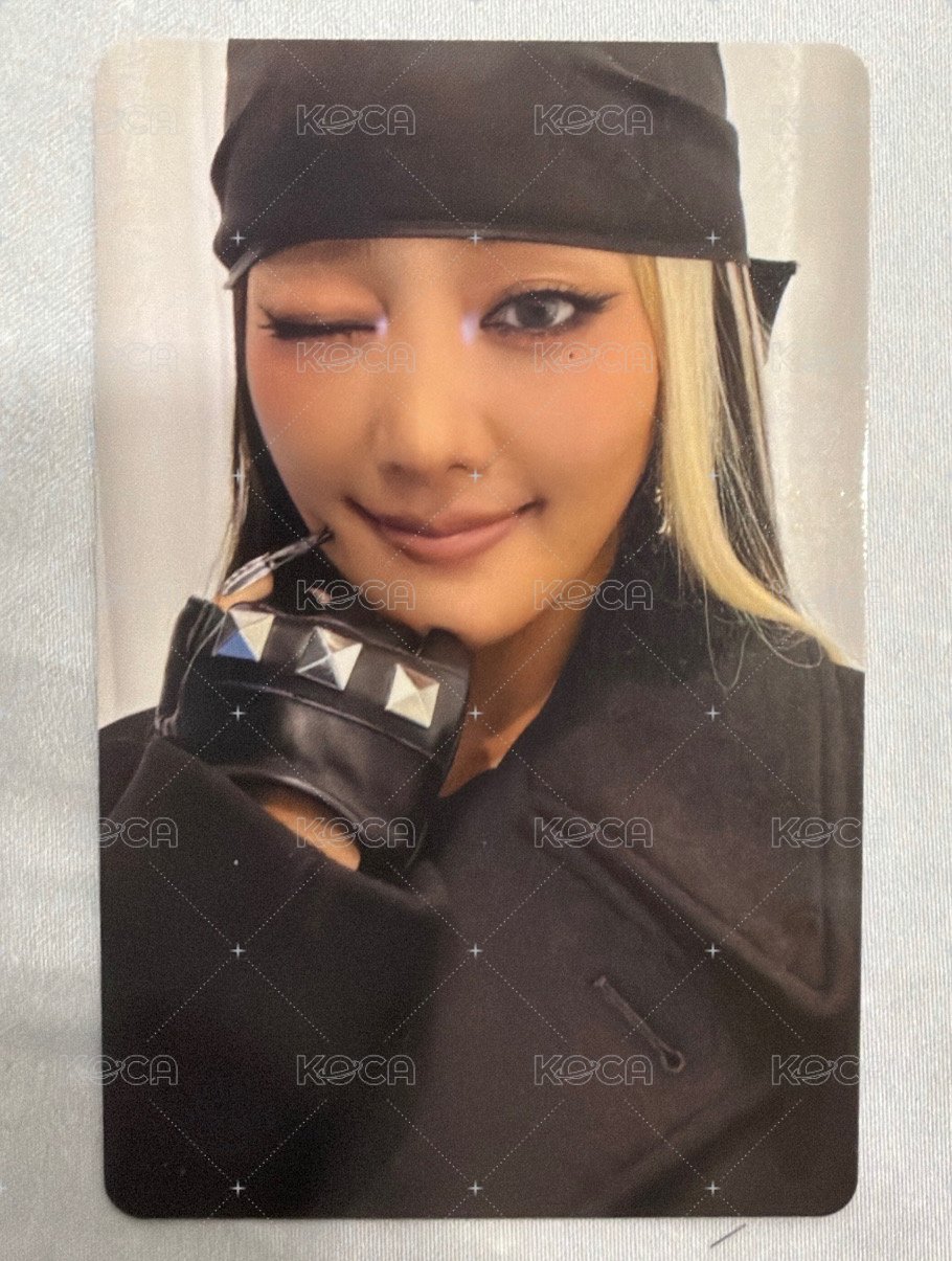 妮眨眼