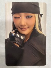 妮眨眼