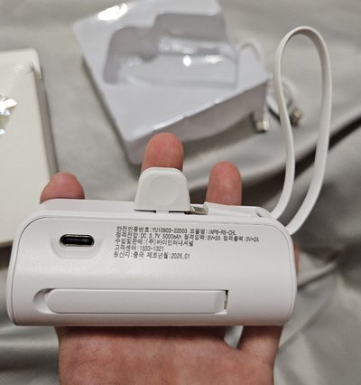 迷一 官方MD 行動電源，用過兩次，瑕疵如圖