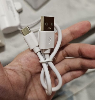 迷一 官方MD 行動電源，用過兩次，瑕疵如圖