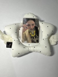 黃衣臉頰比心專卡