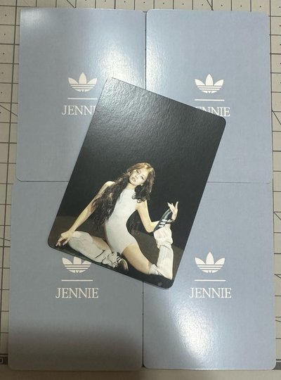 日本 Jennie愛迪達聯名滿額卡（現貨）