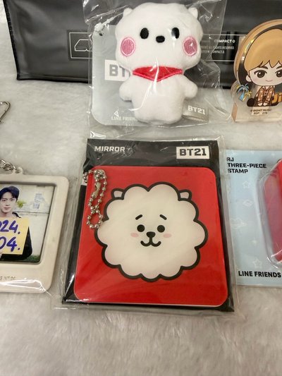 【絕版珍藏】BTS Jin 金碩珍 官方週邊小盤（手動Q版立牌+手帳+RJ 吊飾/徽章）