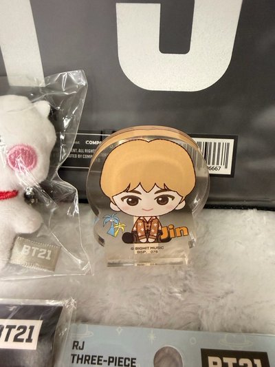 【絕版珍藏】BTS Jin 金碩珍 官方週邊小盤（手動Q版立牌+手帳+RJ 吊飾/徽章）