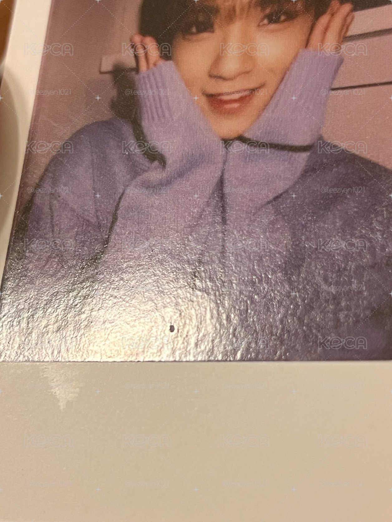 紫毛衣捧臉秀