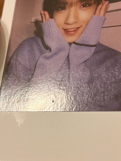 紫毛衣捧臉秀