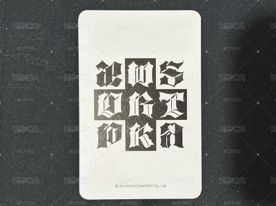 視線梨不開紅髮的你