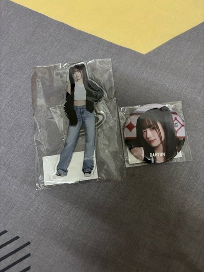 多賢 新國立 立牌+徽章