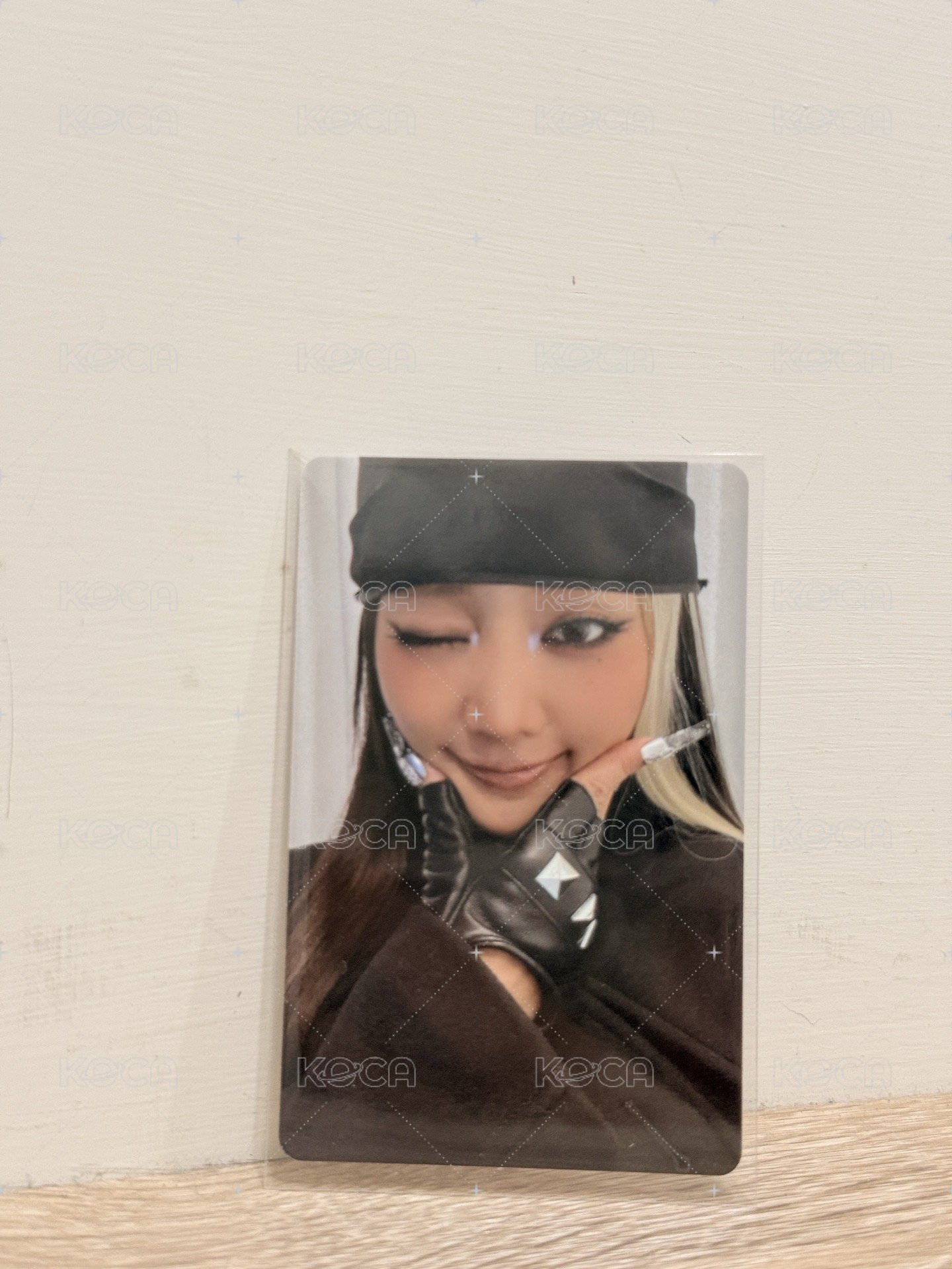妮 捏臉眨眼款
