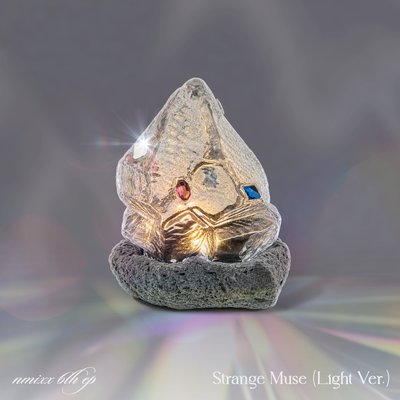 預購NMIXX- 미니 6집 [Strange Muse] (Light Ver.)