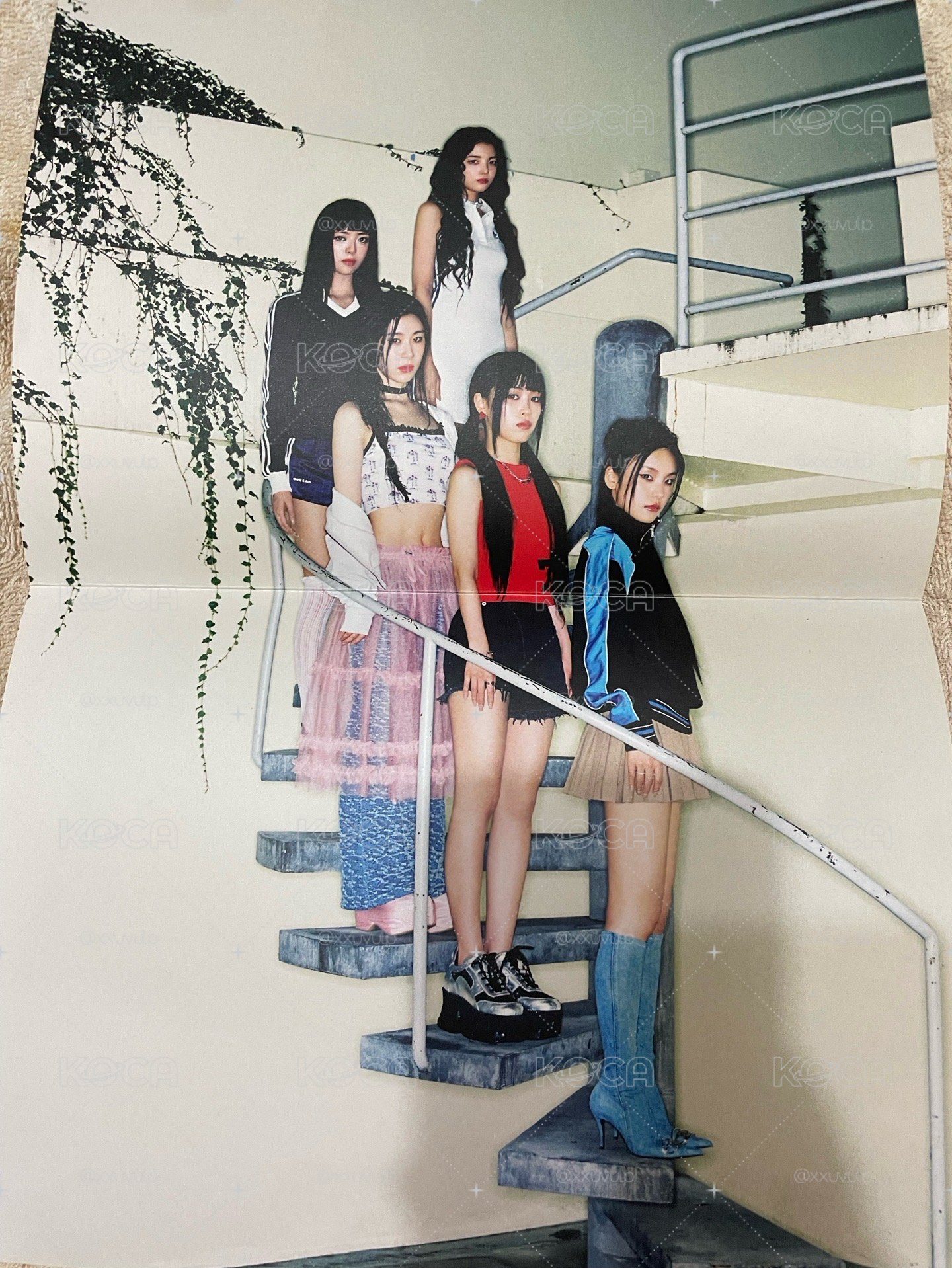 itzy gold 折疊海報 排排站