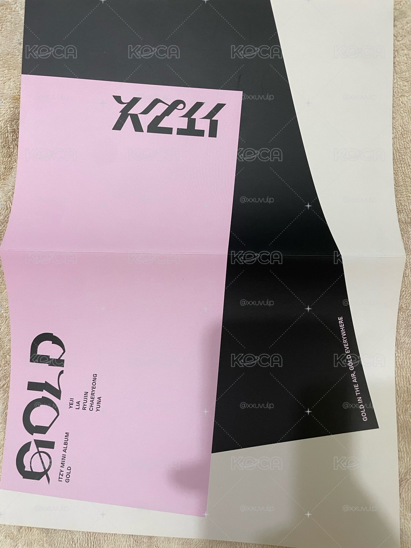 itzy gold 折疊海報 排排站