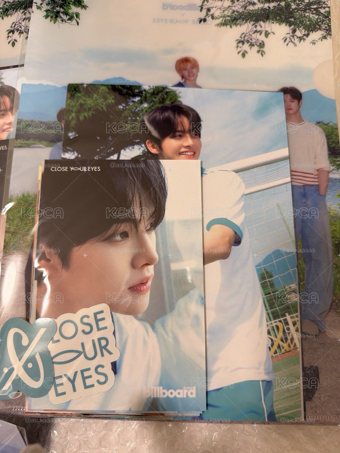 close your eyes billboard 快閃周邊