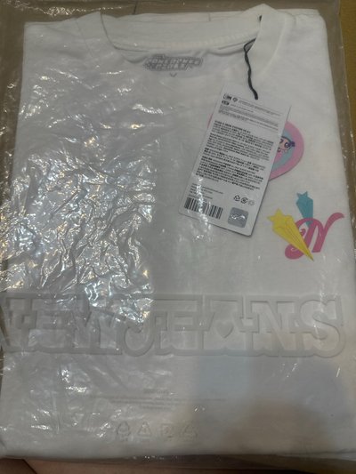 ［現貨］NEW JEANS THE POWERPUFF GIRLS x NJ 短袖白色 (全新未拆 圖二韓網分享圖）