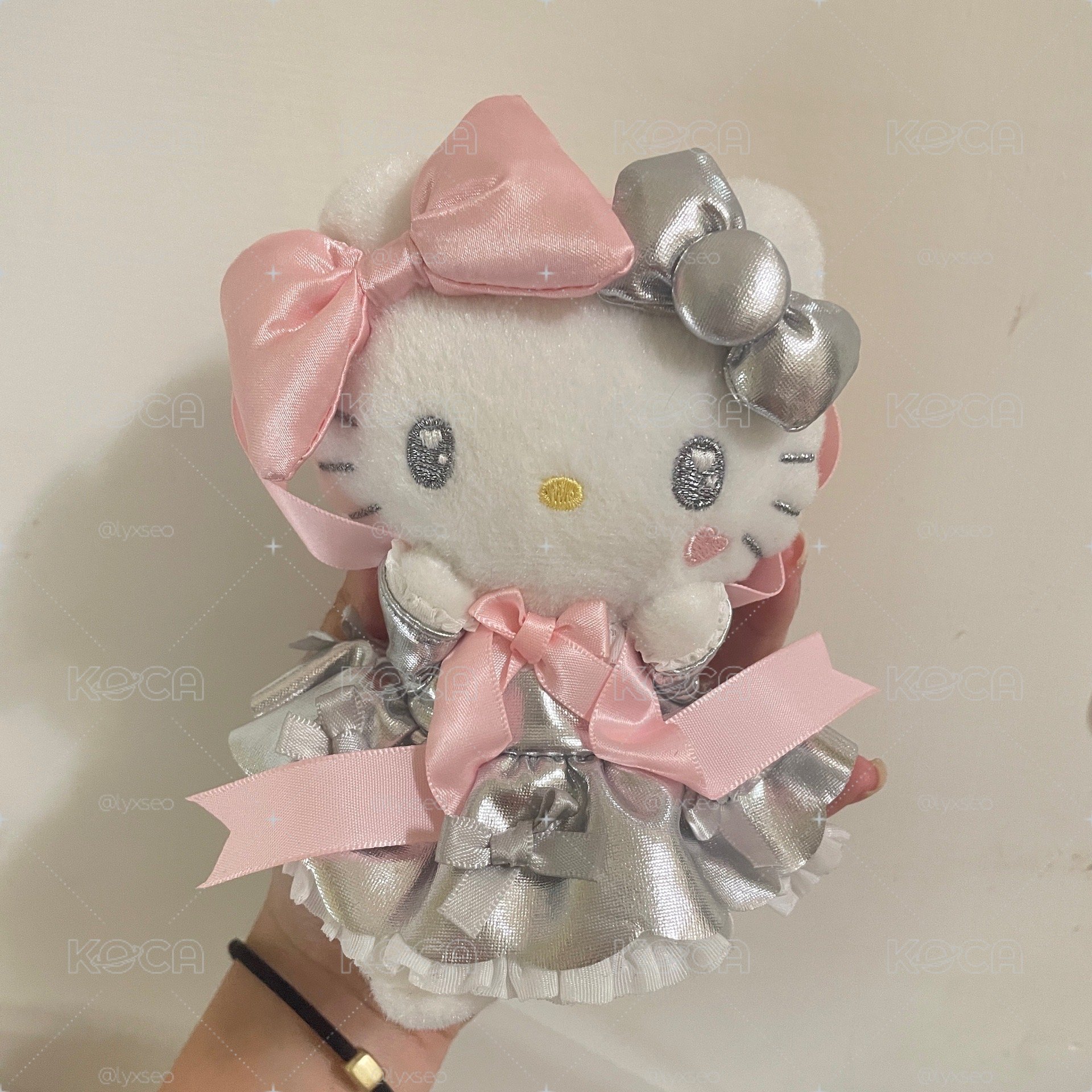 KITTY 香港限定銀色夢幻蝴蝶結吊娃 