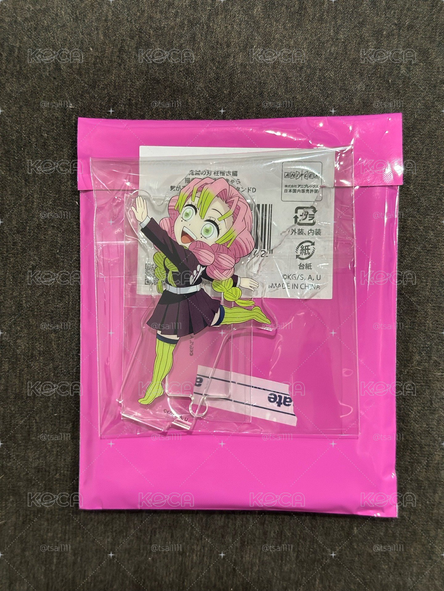蜜璃舉手立牌