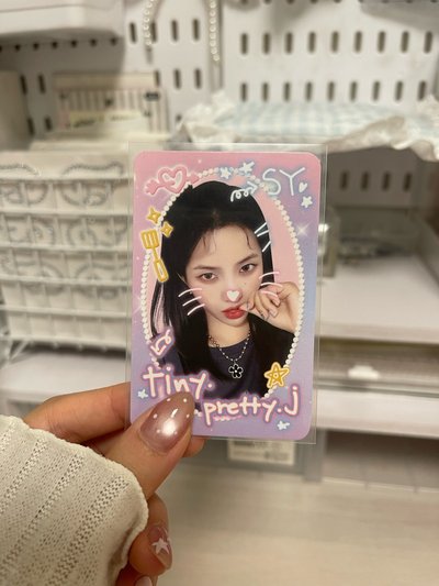 塗鴉娟 咬手指 現貨秒出