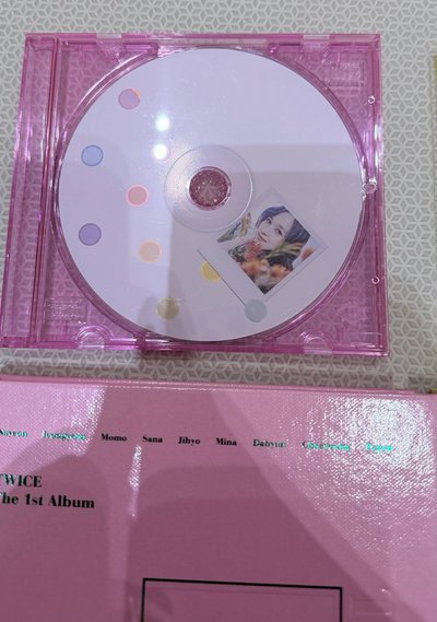 TWICE正規一專輯 此標為「粉款」左一 MINA