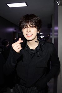 忙內與他的毒唯