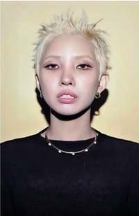 We are 專輯卡 poca ver.  QR 卡