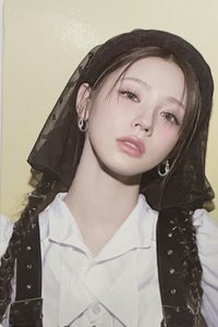 We are 專輯卡 poca ver.  QR 卡